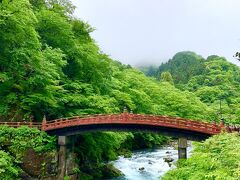 その向かいには、神橋があります

山の緑と赤い橋
下を流れる美しい川の流れる音
ここにいるだけで、幸せな気持ちになりました










