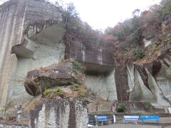 大谷資料館に到着すると、まわりはすでにすごい石岩肌です。