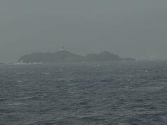 ズームしてみましょう。

石廊崎から東南東へ約9km沖にある神子元島ですね。
静岡下田市に属する無人島で、静岡県の最南端にあたります。
また、ポツンと建つ神子元島灯台は世界歴史的灯台百選にも選ばれました。