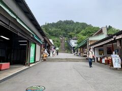 出来上がった赤べこちゃん＆なんだか分からない水玉模様を箱に入れて・・
飯盛山まで来ました！！

自転車だと本当に自由にアチコチ動けて良いですね(^^♪