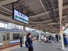 帰りの鎌倉駅 JR横須賀線ホーム
乗った車両の感じだとなかなか混んでるかな？と思ったけれど、隣の北鎌倉で半分くらい降りて
大船駅でほとんど下車
大船でも乗ってきたけど、主要駅で増減を繰り返して大混雑区間はなかった気がする。
平日この時間帯は鎌倉駅から乗車して座れなくてもお隣の北鎌倉、大船あたりでは座れそうです♪

日帰りだったけど行きたいところは回れたし、よいリフレッシュになりました(о´v｀о)
来年も紫陽花きれいに咲いてほしいな～☆彡おしまい。