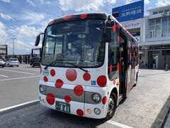 草間号。タウンスニーカーという循環バスで一日券は500円。美術館や松本城で割引もききます。