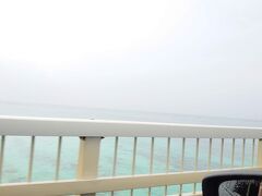 来間島大橋を渡ります
淡いエメラルドグリーーん。
が、空が鈍色だから、ため息しか出ない。