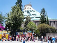 メキシコシティ北部にあるグアダルーペ寺院 Basilica of Our Lady of Guadalupeに行きます。グアダルーペとはメキシコ発祥のカトリック分派みたいな存在で、ここが総本山です。すこし変わった形の教会。