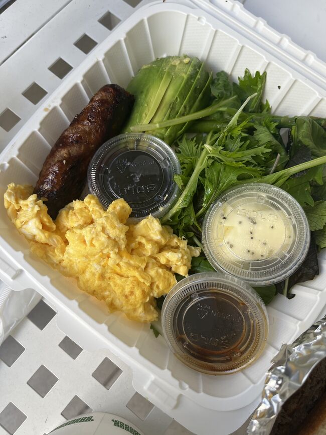 朝食プレート？<br />サラダ、ソーセージ　卵<br />ドレッシングが甘めで美味しい！！<br />これにパンが付いてきて満足する量でした