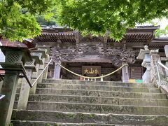 【森林浴　大山阿夫利神社、大山寺】
　紅葉の時、関東の紅葉の名所を探していたら小田急線のパンフレットで大山が出ていました。
　今週末は梅雨なのに晴れて暑いと聞いたので、ケーブルカーで行ける『大山』に行ってみようと思いました。
　た。