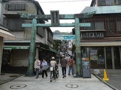 青銅の鳥居をくぐって