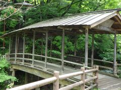 鹿教湯温泉交流センターより次に向かったのは、徒歩５分にある日本では珍しい屋根のある橋は「五台橋」。