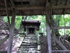 更に登っていると、稲荷神社が祭られています。
