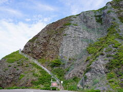早いバスに乗ったのはオロンコ岩に登りたかったから。
お天気が昼前から雨予報だったので、朝のうちに晴れた知床連山が見たくて。
ただ階段が崩れて立ち入り禁止でした。