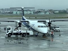 青森行きはいつもプロペラ機です。
小さい飛行機のほうが座席の配列が２：２の並びなので好きです。