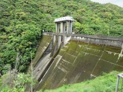 前編にて
　和歌山県のダム＆道の駅を巡ると決めたGW明けの三連休、制覇は無理でも少しでも多く巡り、巡り切れない場所を北部に集中させておけば次回以降の訪問が楽になります。と言う事で早朝に東京を出発、新東名（新東名）→伊勢湾岸→東名阪→伊勢道→紀勢道（有料・無料）とひた走り和歌山県入り
先ずは串本周辺の山中に在る「道の駅　瀧之拝太郎」「道の駅　一枚岩」「七川ダム」を巡りました。

※前編の様子はこちら
　https://4travel.jp/travelogue/11761907

※写真は前編の最終地「七川ダム」