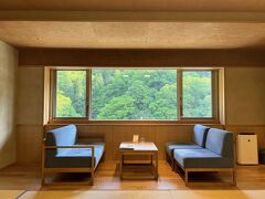 畳の間と一体になった板の間にはデスクとソファが置かれ、窓の外に広がる新緑が眩しい。。。