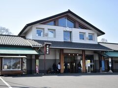 城山公園でゆっくり桜と茂木町の景色を楽しみ 町中へおりてきました。
さっき、上から見えた茂木駅へ行ってみます。
一日の乗降客数は千人ほどの小さな駅。