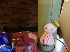 新幹線さくら号の中でおやつタイムです。感染対策用の手ふきシートも。