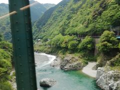 土讃線をしばらく行くと、吉野川が見えてきました。