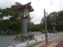  食後は伊勢神宮（外宮）に向かいます。山口屋から10分程歩いて到着です。
