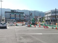 塩山駅前も工事中･･･。
いつもと違うところからバスが出ています。
が、行ったらわかるので大丈夫です。