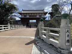 水戸城大手門と大手橋

弘道館入口の前に通りを挟んであります
最初にお城跡を見学しましょ
