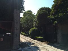 谷根千エリアのお寺に参拝しながら散歩します。
日本画家の下村観山のお墓があるという安立寺。