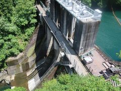 白丸ダムが見えてきました。
高さ30.3mの重力式コンクリートダムで、東京都交通局の発電用ダムです。