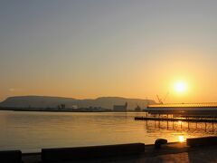 カメラを持って日の出目的の人もいたみたい。
それだけの価値のある高松港の日の出。
滞在中にもう1度見られるかな・・・