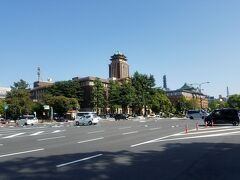 交差点の向かいに建つのは名古屋市役所