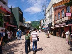 チャーチストリートを抜けると、旧軽井沢銀座商店街に出ます。