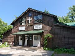 続いては旧軽井沢銀座のひとつ裏通りのジョージ通りから少しだけ入ったところにある、軽井沢ユニオンチャーチに行きました。