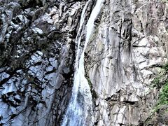 落差４３ｍの雄滝（おんたき）
　布引渓流にあるこの雄滝、夫婦滝、鼓ヶ滝、雌滝の４つを総称して布引の滝といわれ、華厳の滝、那智の滝とともに日本三大神滝に数えられています。