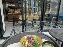 ＜モクシー大阪新梅田＞

バーのランチ　11:30-14:30

モクシーポケ丼セット（お新香・味噌汁付き）　1,150円

ところでポケ丼と言えば、
普通シーフード、主にマグロですよね。

モクシーポケ丼は、なぜか不思議。
他にローストビーフ、ベジタリアンが選べました。
ソースも、オリジナルソース、和風ソース、ホットチリソースから選択。

私は王道のマグロでオリジナルソース。

マグロ以外の具材は朝食に出ていた気がするし、ソースもちょっと足りませんでしたが、ボリュームもあって美味しかったです。