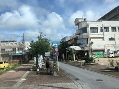 沖縄市の中央パークアベニュー。まだ静かだね。