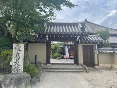 飛鳥寺です
最古の寺院という割には小ぢんまりとしています
ご説明によると、京都に遷都してしまったので奈良の寺院は衰退してしまったそうです