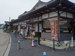 忍野八海の，ほぼ，中央。お店が立ち並んでいます。