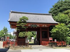 二天門から浅草寺に入ります。

本堂の東側に建つ朱塗りの門。
慶安2年（1649年）に浅草寺の東門として創建されました。