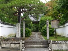 【源光庵】
常照寺から歩いて5分ほど戻ると右にあり、1346年に臨済宗大本山大徳寺の2代徹翁国師が開創されました。