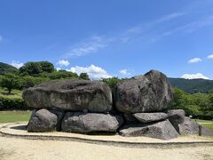 巨石３０個を積み上げて造られた、日本最大級の石室古墳です。墳丘の盛土が全く残っておらず、巨大な両袖式の横穴式石室が露呈しているという独特の形状です。

まるで舞台のように見える形状から「石舞台」と呼ばれていますが、昔狐が女性に化けて石の上で舞を見せたとか、旅芸人が舞台がなかったので大石を舞台に演じたという話も残っているそうです。