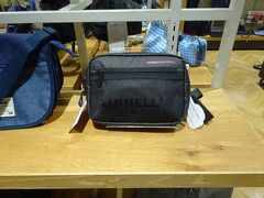 フライトショップにて，バッグを購入