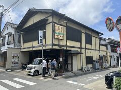 昼食に訪れた湯浅駅前にあるしらすで有名な「かどや食堂」
写真は食事後に撮影したもので私たちが退店時（11時45分頃）には外に人が並んでいました。