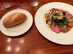 夕食は予約をしていたイーストサイド・カフェへ。

前菜のローストビーフのサラダがすごく美味しい♪