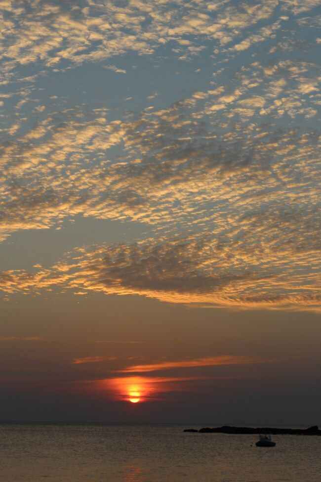 ランター島の落日。<br /> 最後きれいなまん丸のまま海に沈んでいきました。<br />振り返ると、大きなお月様。