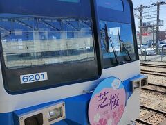 熊谷駅から、秩父鉄道に乗って、長瀞駅を目指します。
秩父鉄道の車両のヘッドマークも芝桜です。