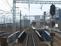 2022.05.28　名鉄一宮ゆき急行列車車内
栄生に停車。東海道新幹線、笹島方面への貨物線、東海道本線、そして名鉄電車。いくつもの路線が併走する区間は楽しいものである。