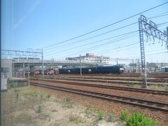 2022.05.29　岐阜ゆき普通列車車内
ここ数年直流機の世代交代が着々と進んでいる。稲沢は乗務員交代があるので、５０８７レの入線から出発までひととおり見られそうだ。ホームから旅客線はストレートできれいに撮れる。
