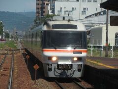 2022.05.29　飛騨古川ゆき普通列車車内
蘇原で「ひだ８号」と行きかう。