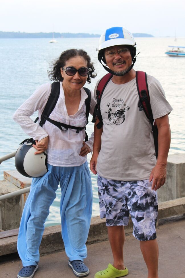 いつも二人乗りです。<br /><br />色々不備なバンガローではあるものの、この島、この地はとても居心地がいい。今日はバイクを走らせアチコチのビーチで泳ぎ、島を満喫。