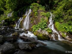 川俣川の渓谷。落差10m, 幅15mの滝。
緑に覆われた岩間から絹糸のように流れ落ちる神秘さから、「竜の吐く滝」と名付けられました。