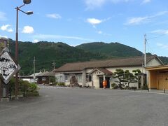 津山駅から電車で久世駅へ。そしてここから少し歩いたところにある国道沿いのバス停から路線バスに乗り湯原温泉へ。