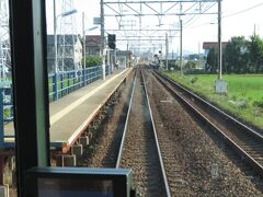 2022.05.30　名鉄岐阜ゆき特急列車車内
再び高速運転が始まる。棒駅だが変わったホーム配置の島氏永を通過。