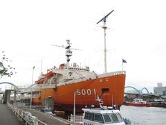 2022.05.30　名古屋港
しばらく観光しよう。駅前の交差点を渡ると、退役した南極観測船「ふじ」が係留されている。